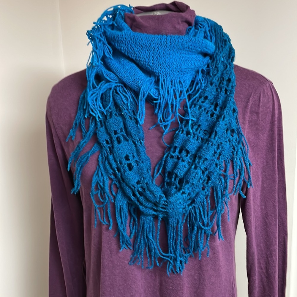 Fringy neck scarf - Picture 5 of 7